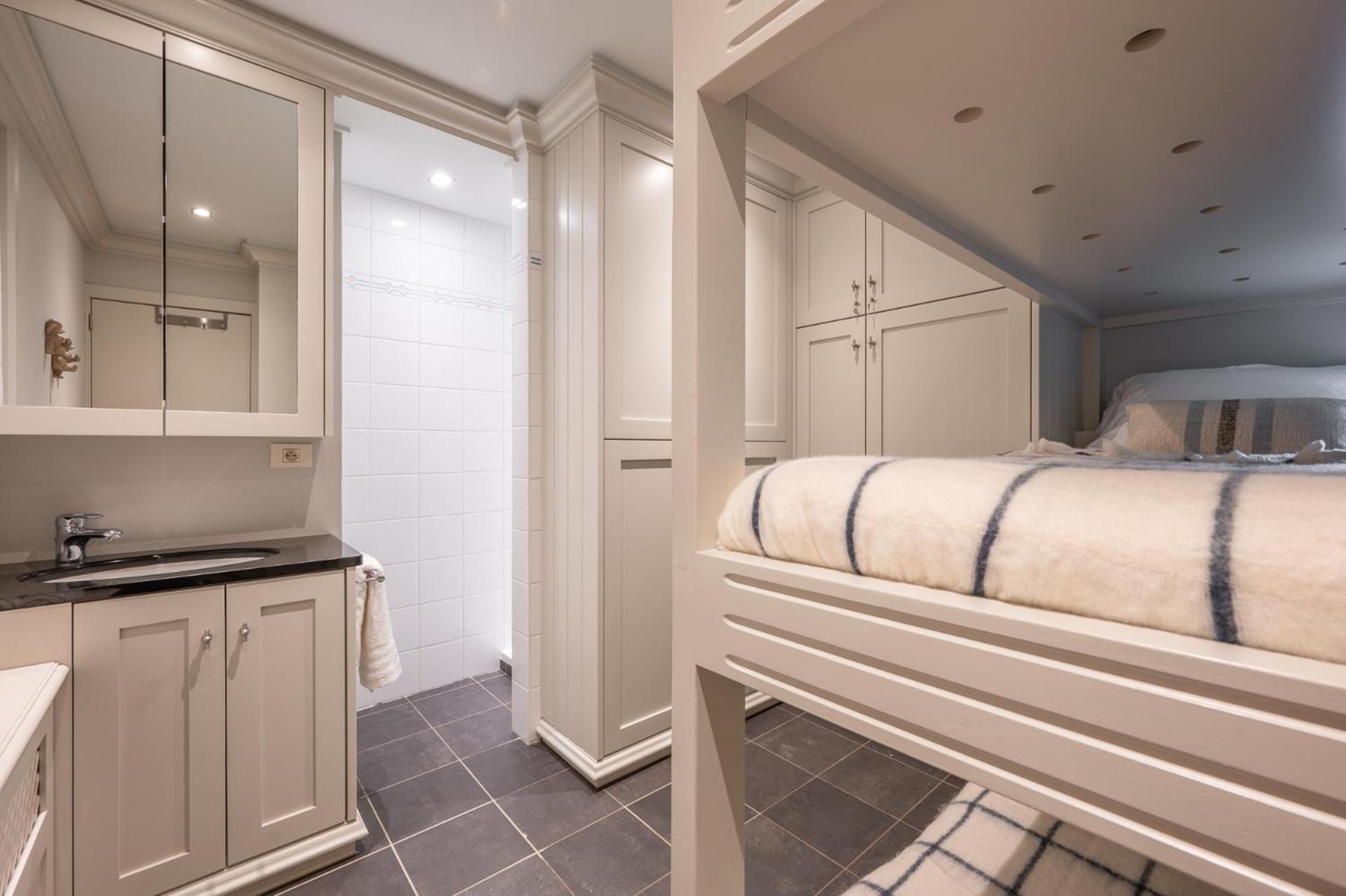 Appartementen Op De Zeedijk In Knokke Op De 3E En 4E Verdieping Van Logie Marie Экстерьер фото